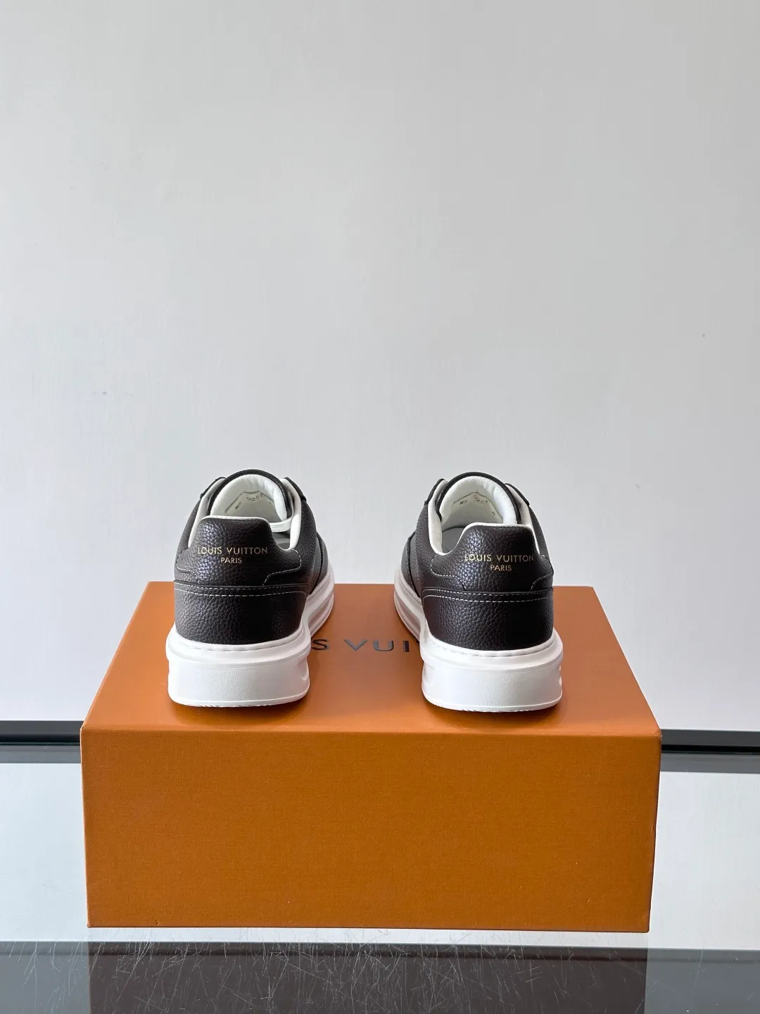 Men's men's shoes 💰p380 "＊OUIS ＊UITTO＊" casual sneakers, made of high-quality cowhide grain leather, with black laces, simple and high-end! LV Logo + classic Monogram lines on the side of the shoe, full of details✨. The rubber soles are wear-resistant and have strong traction, making them suitable for daily commuting and leisure. The shoe last fits the shape of the foot, making it comfortable to wear and not tiring after long walks. It is extremely versatile and can be easily worn with jeans or casual pants. It is a must-have item for men's fashion! 🖤 ​​size：38-44